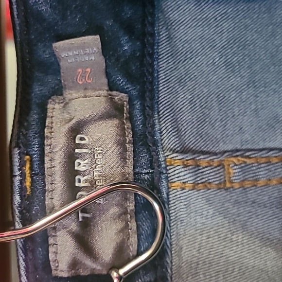 Torrid Dark Washed Feel the Fit High Rise Denim Shorts Size 22 - Picture 3 of 3